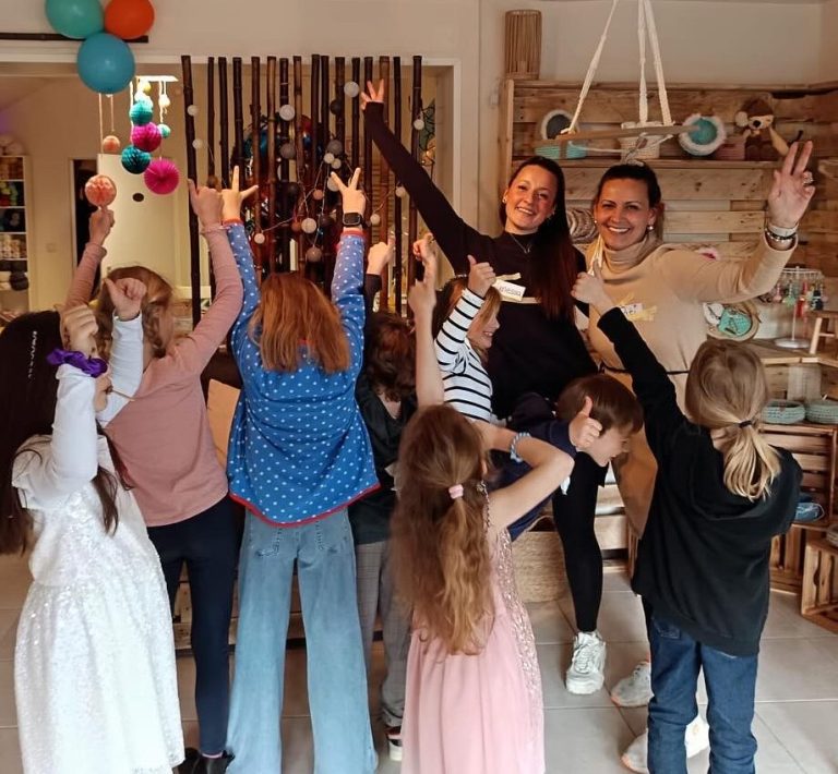 Kindergeburtstag basteln in Kaarst Fröhliche Kindern feiert einen kreativen Kindergeburtstag in der Kreativwerkstatt in Kaarst