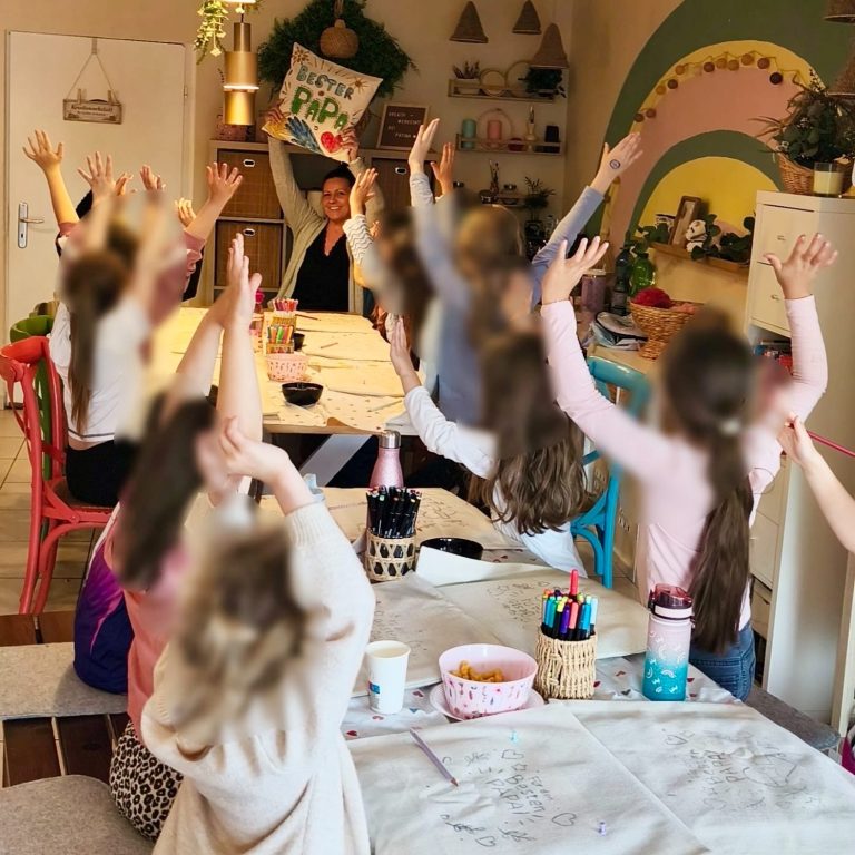 Gemeinsames Strahlen: Wenn aus Ideen echter Stolz wird. Glückliche Kindergruppe bei einem kreativen Workshop in Patinas Kreativwerkstatt in Kaarst-Holzbüttgen.